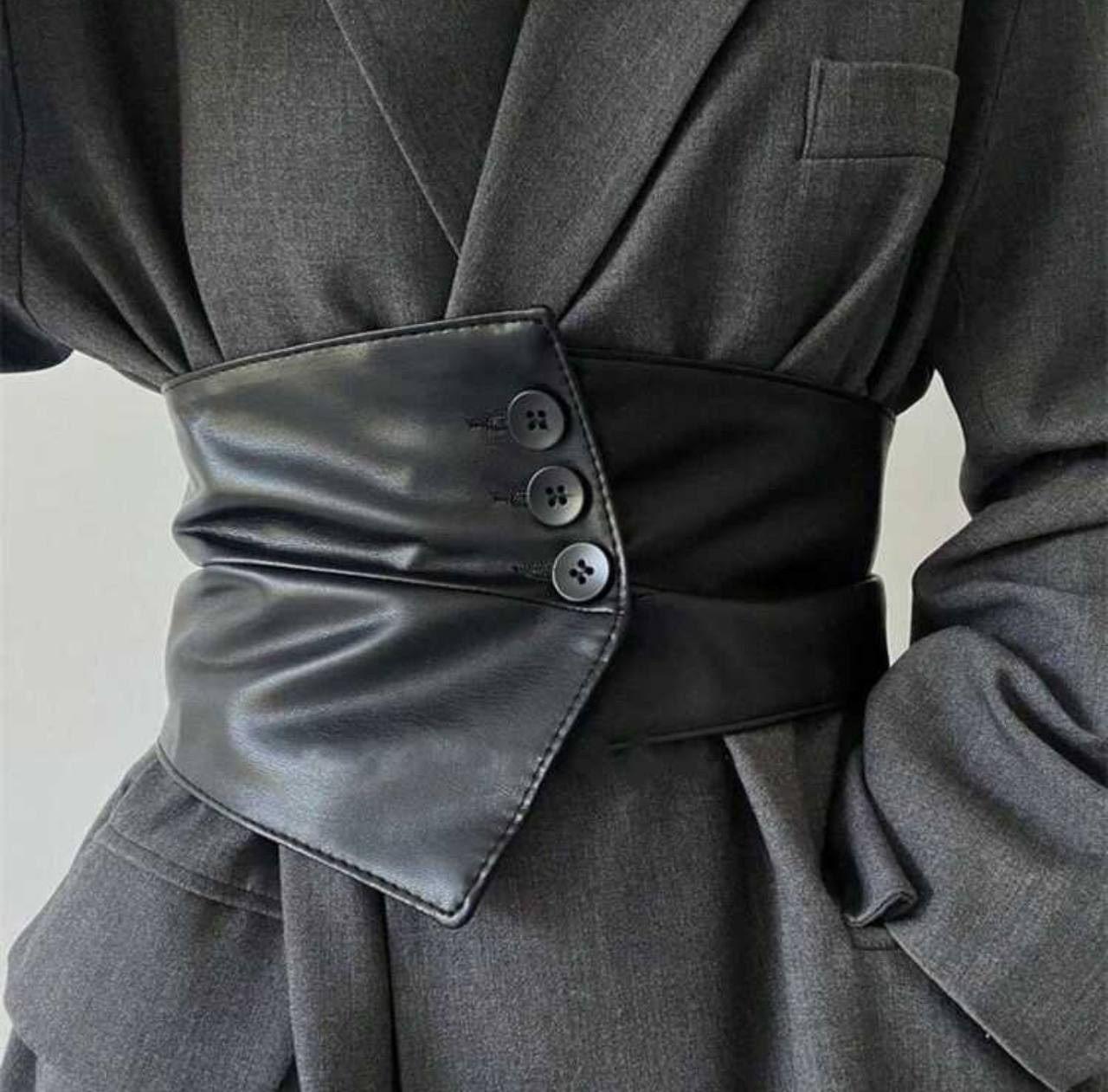 Пояс на пуговицах. Объём по  спинке регулируется резинкой