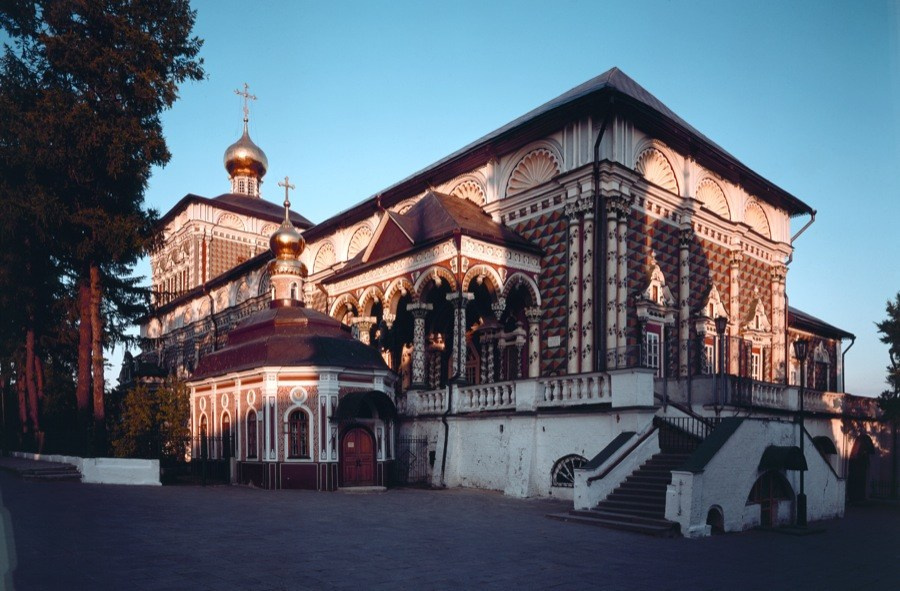 Трапезная палата с церквями Сергия и Михеевская 