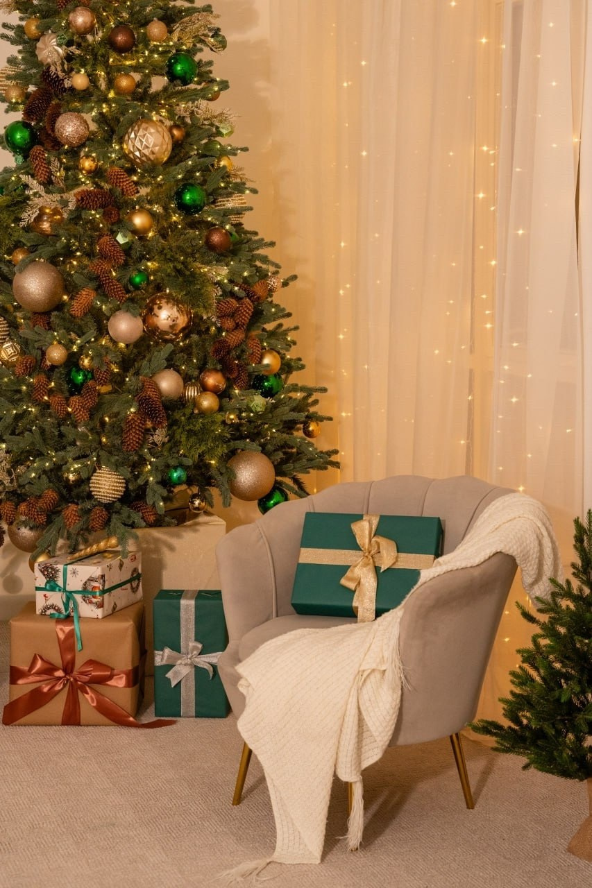 Светлый зал фотостудии Арт Рояль для новогодних фотосессий в Сургуте