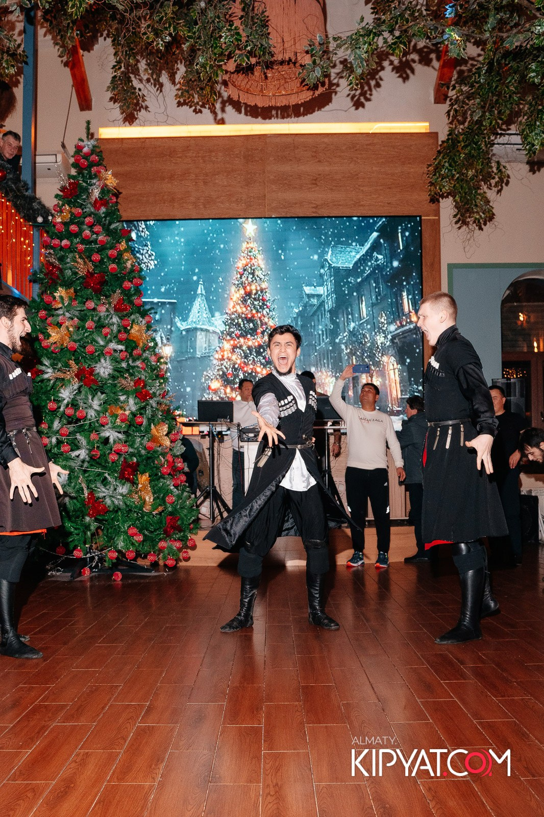 ГРУЗИНСКИЙ ДВОР НА КАБАНБАЙ БАТЫРА. КИПЯТКОМ АЛМАТЫ!