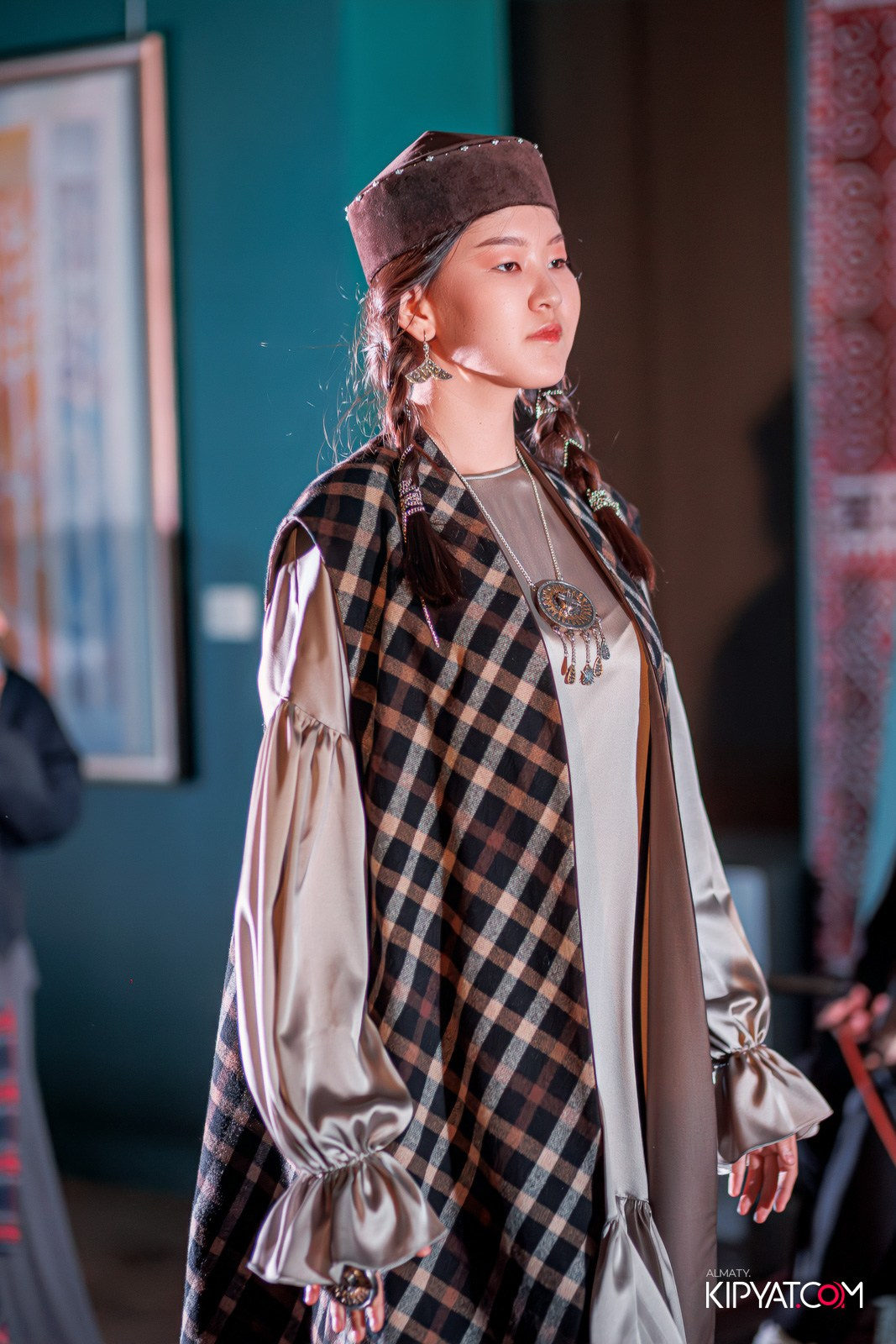 FASHION ПОКАЗ, КАЗАХСКОЙ НАЦИОНАЛЬНОЙ ОДЕЖДЫ. КИПЯТКОМ АЛМАТЫ!