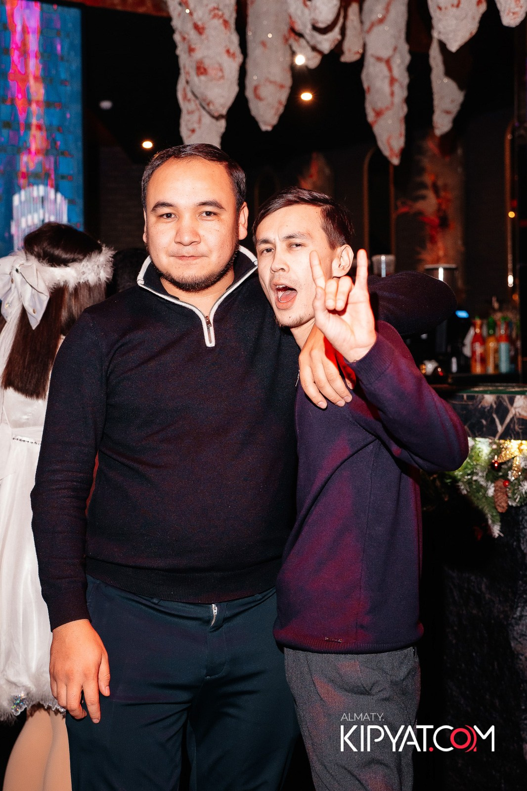 БАР ПАНАЕХАЛИ НА ТОЛЕ БИ. КИПЯТКОМ АЛМАТЫ!