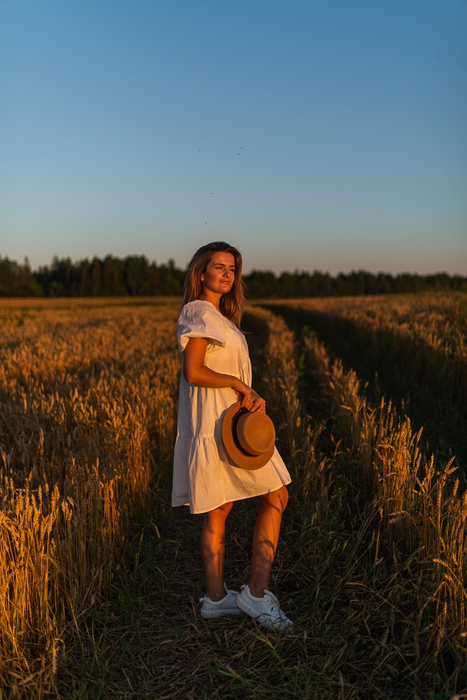 Поле, закат и наши улыбки. Фотограф Мария Ковкова