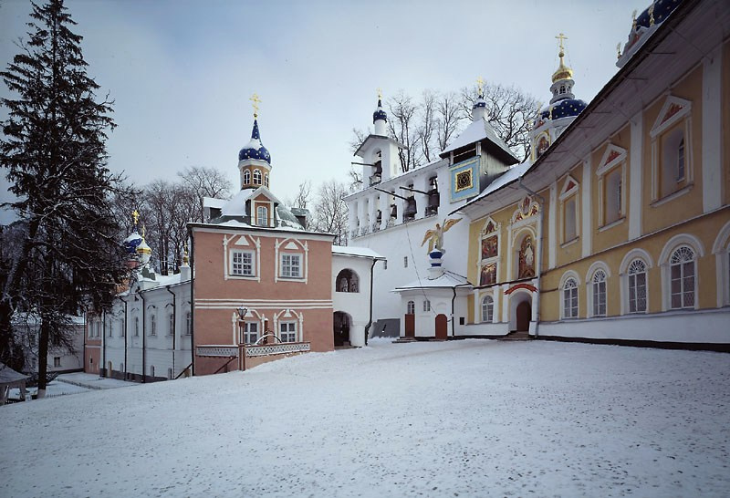 Псково-Печерский монастырь. Центральная площадь