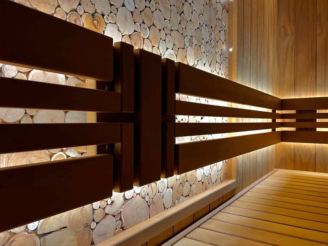 Парная в Небе. Полностью выполнена из термоольхи с интеграцией массивных можжевеловых панно, оптоволокна и подвижных элементов полков. SaunaTopMasters