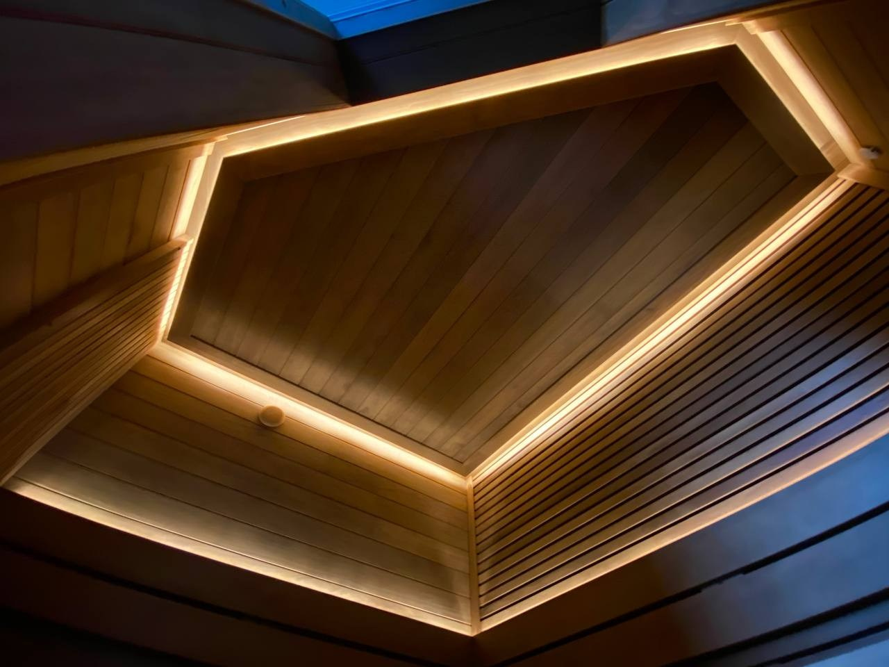 Сауна в селе Былово из термоосины: парящий потолок с подсветкой и скрытая электрокаменка с функцией залива воды — стильно и смело. SaunaTopMasters