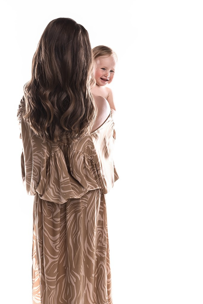 фотосессия матери и ребенка, фотосессия материнства в Тамбове, фотосъемка в стиле минимализм и без одежды матери и ребенка в фотостудии, фото мамы и малыша, портрет материнской любви, поцелуй матери, красивое фото матери и ребенка, объятия матери, мамины руки на фото, фотография красивой женщины с ребенком на руках, фотосессия семейная в Тамбове, детская и семейная фотосессия , мама и ребенок на светлом фоне в фотостудии, ребенок на руках у мамы, красивое платье на фотографии матери и ребенка, красивое материнство