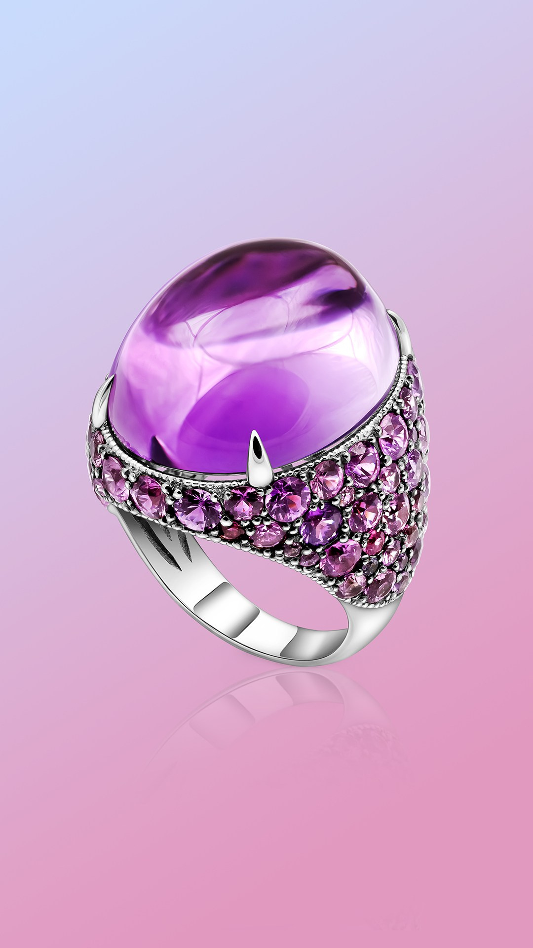 Фотосъемка дизайнерского кольца с большим цветным камнем 