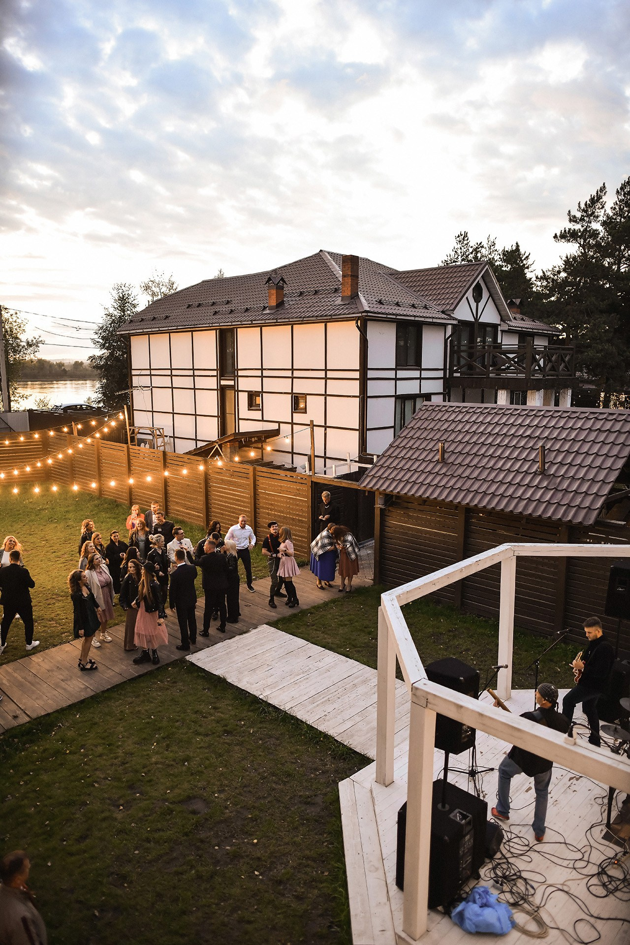 🔥 Саша и Катя — драйвовая свадебная вечеринка Красноярска в Шато white. 📸 Свадебный и семейный фотограф в Красноярске Тихомиров Евгений | 17 лет опыта | 800+ свадеб