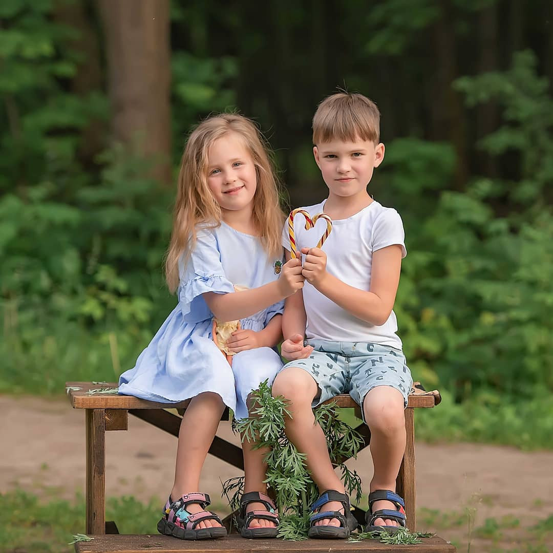 Брат с сестрой! Непоседы!