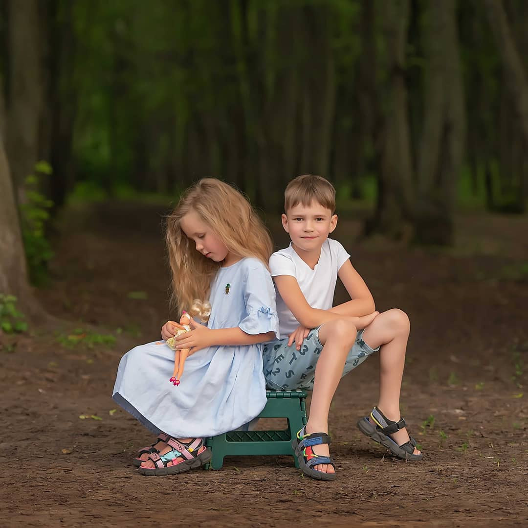 Брат с сестрой! Непоседы!