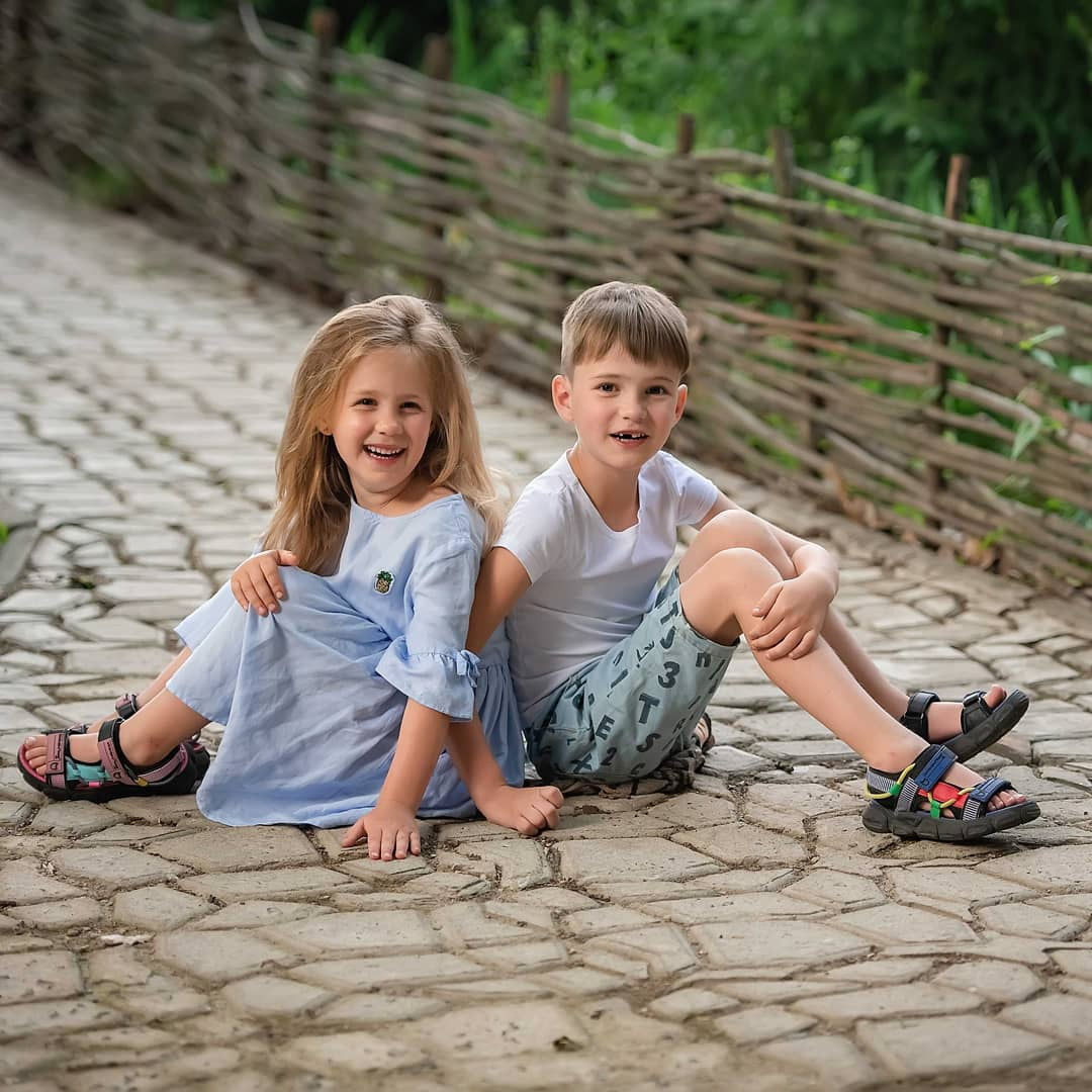 Брат с сестрой! Непоседы!