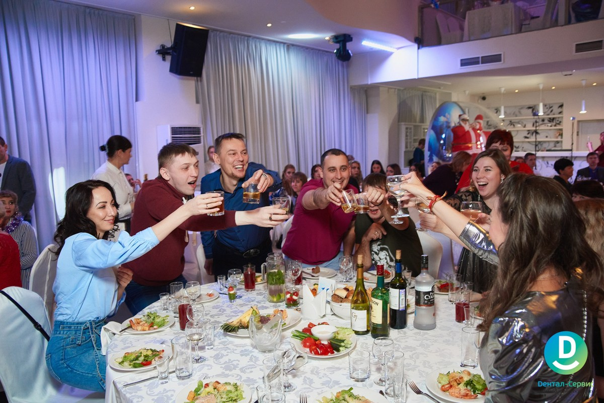 Новогодний корпоративный репортаж Дентал Сервис. Репортажный и женский фотограф в Новосибирске