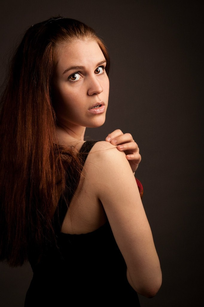 Обычная портретная фотосессия в студии для молодой модели в черном платье