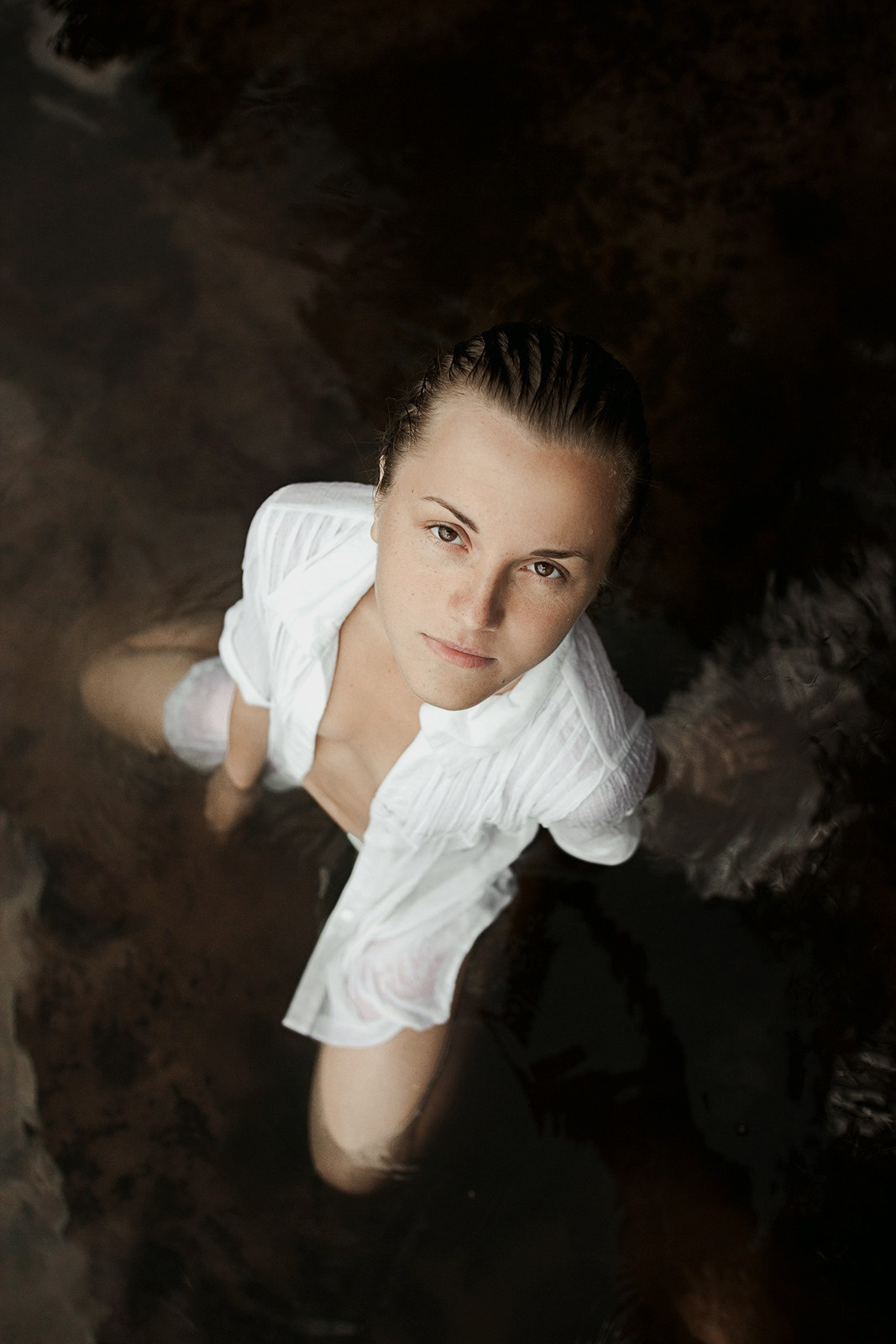 Портретная фотосессия Девушка в белой рубашке в озере. Портретный фотограф в Москве Ольга Акушко