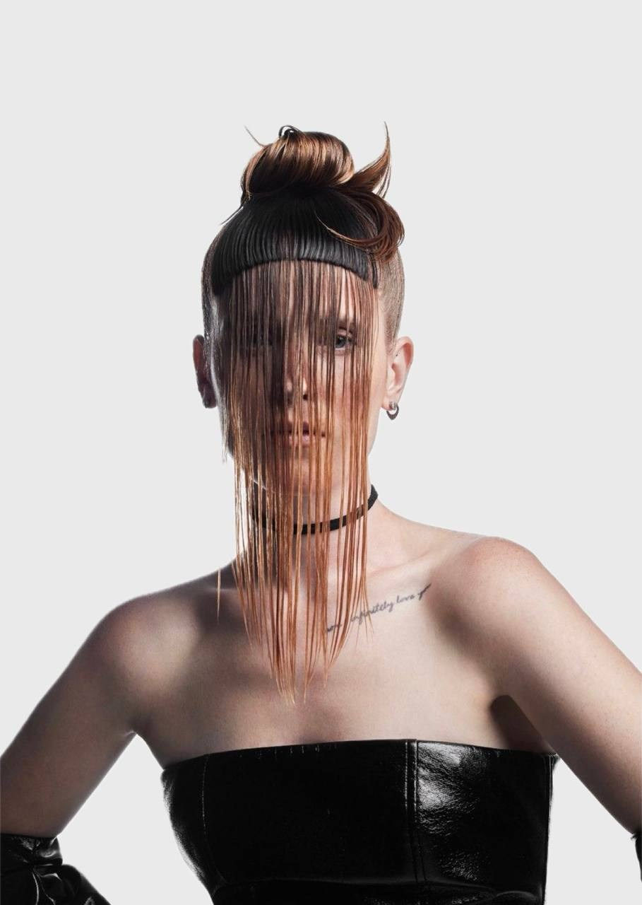 Девушка с креативной прической