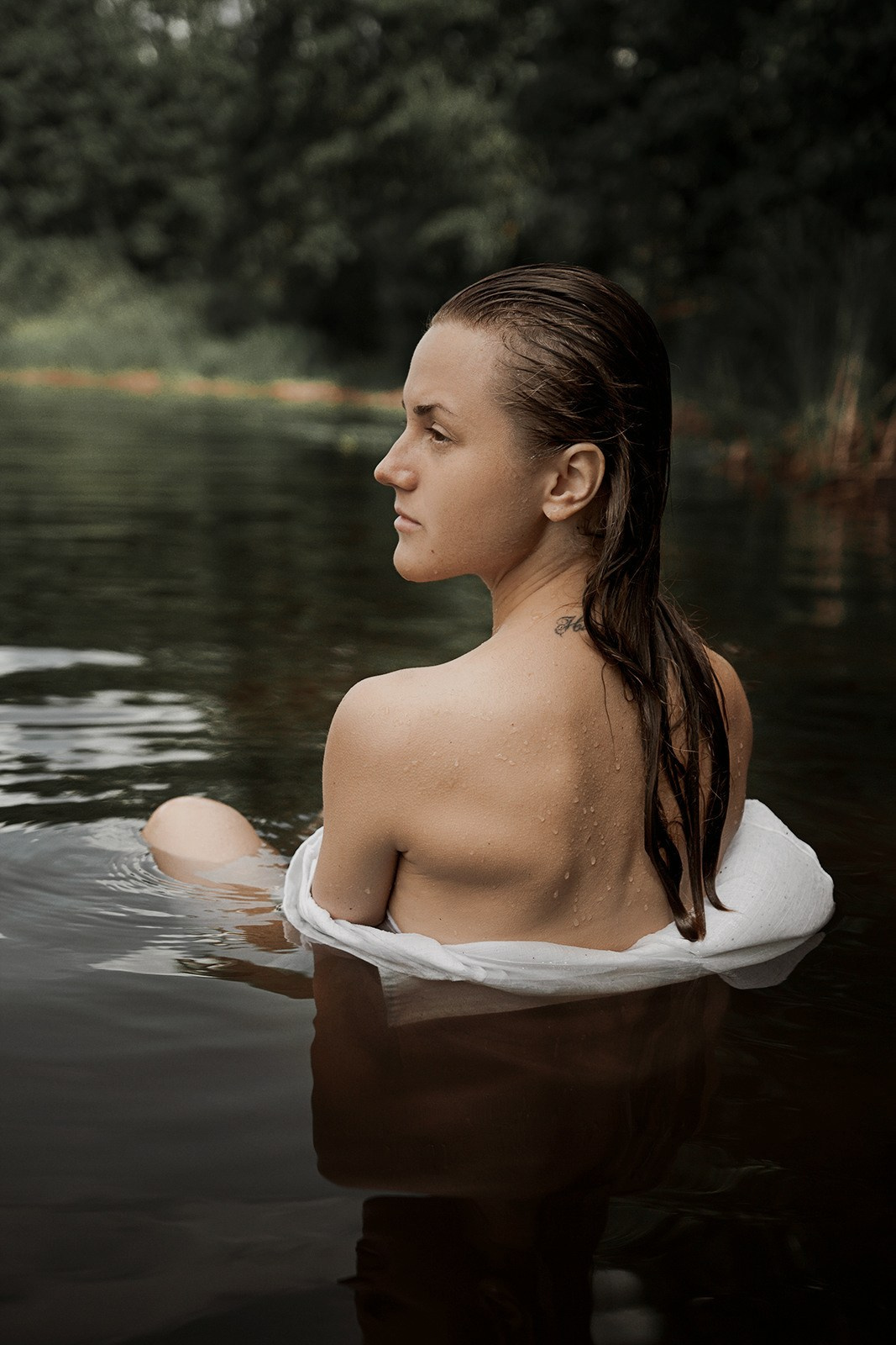 Портретная фотосессия Девушка в белой рубашке в озере. Портретный фотограф в Москве Ольга Акушко