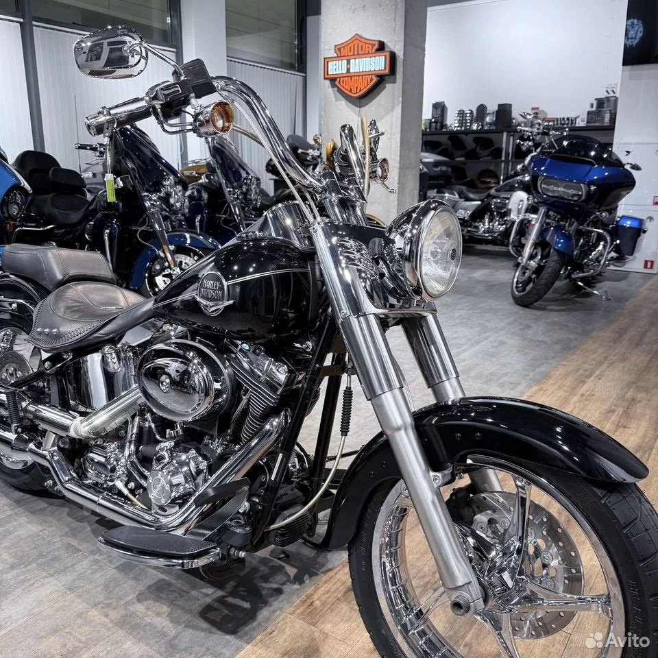 Купить Harley-Davidson 2010 Fat Boy Vivid Black (Softail/Dyna) — подробнее на сайте. Hello Davidson, Москва. Только хорошие мотоциклы…