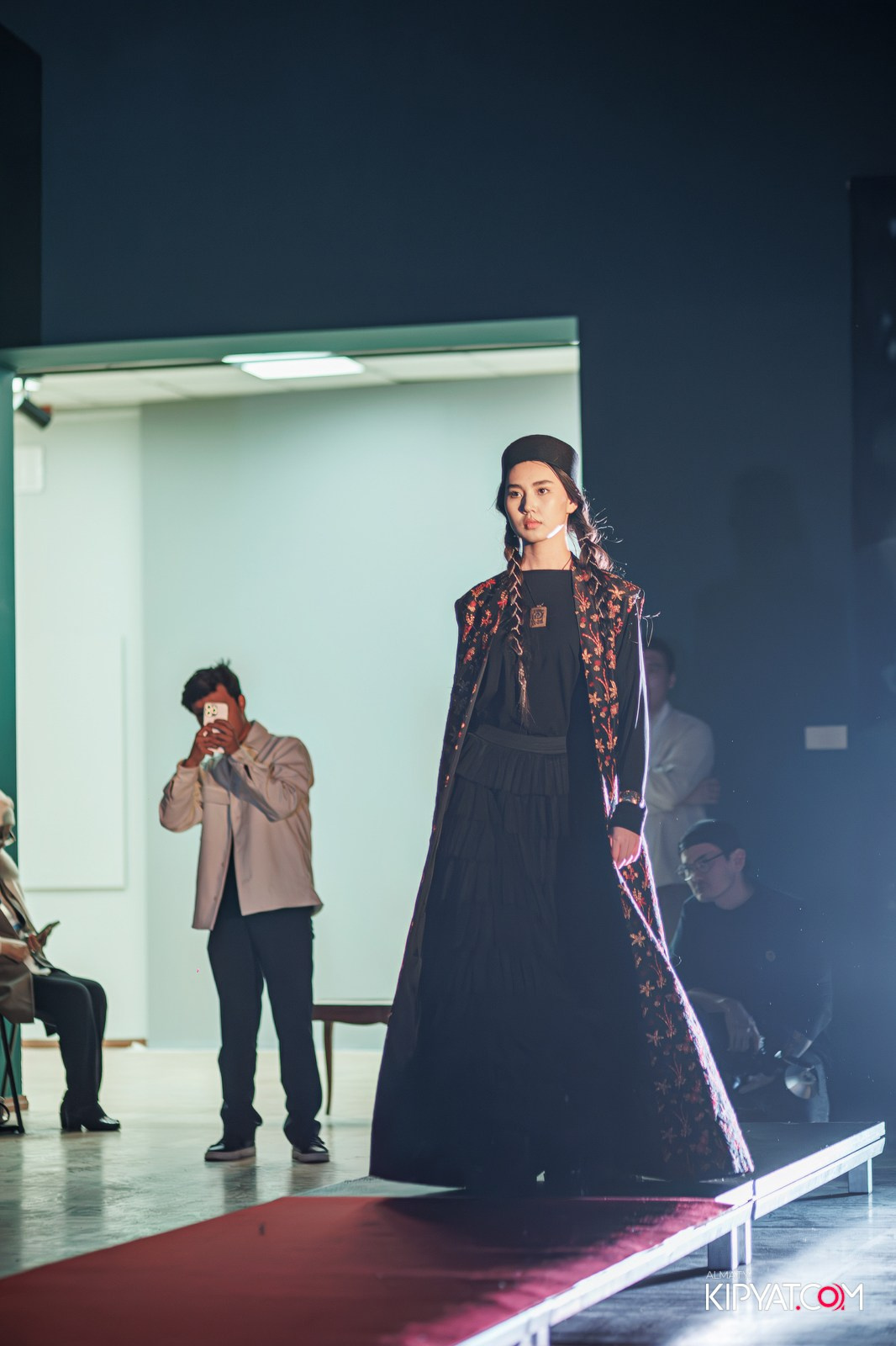 FASHION ПОКАЗ, КАЗАХСКОЙ НАЦИОНАЛЬНОЙ ОДЕЖДЫ. КИПЯТКОМ АЛМАТЫ!