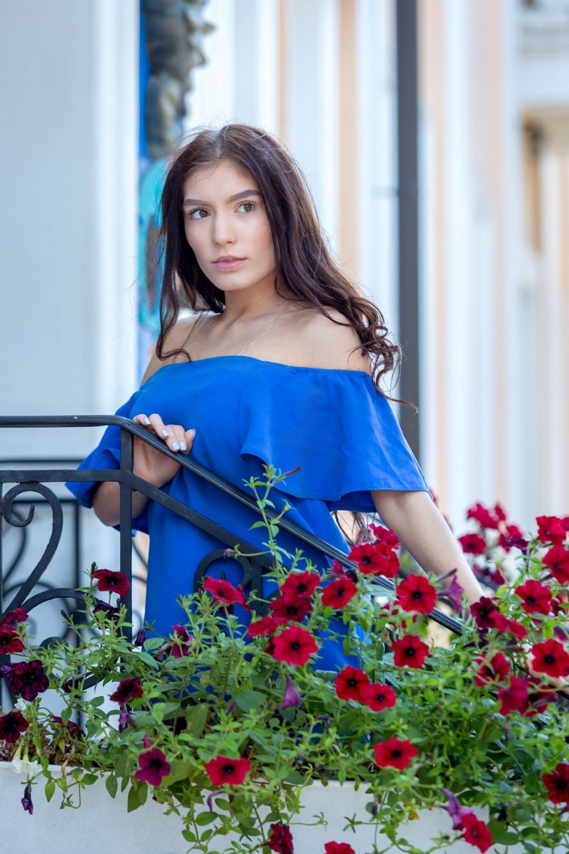 Портрет девушки у крыльца с цветами