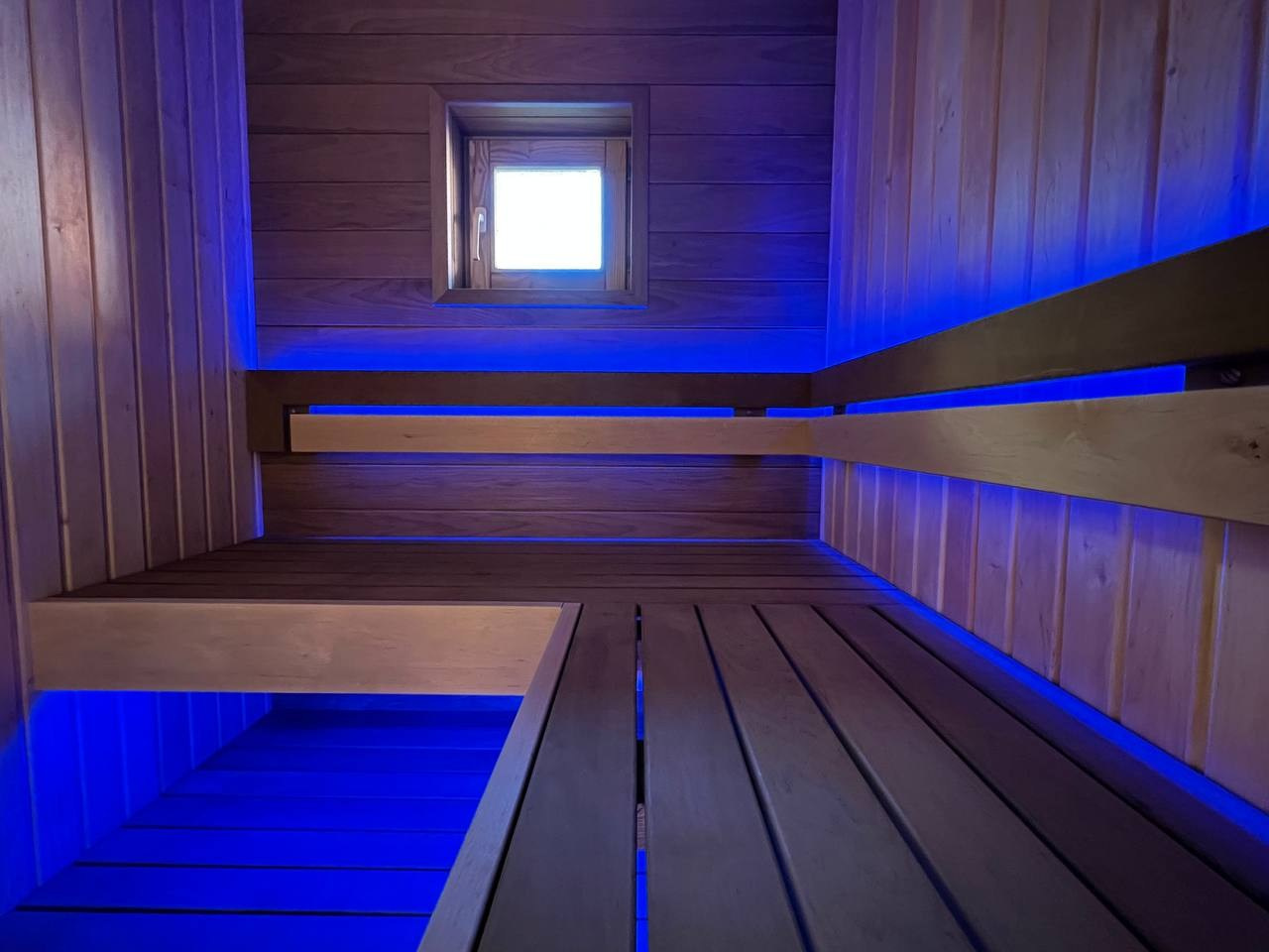 Реновация парной в Киссолово: старое и прогнившее превращается в стильную и уютную баню, где каждая деталь радует глаз и создает тепло. SaunaTopMasters