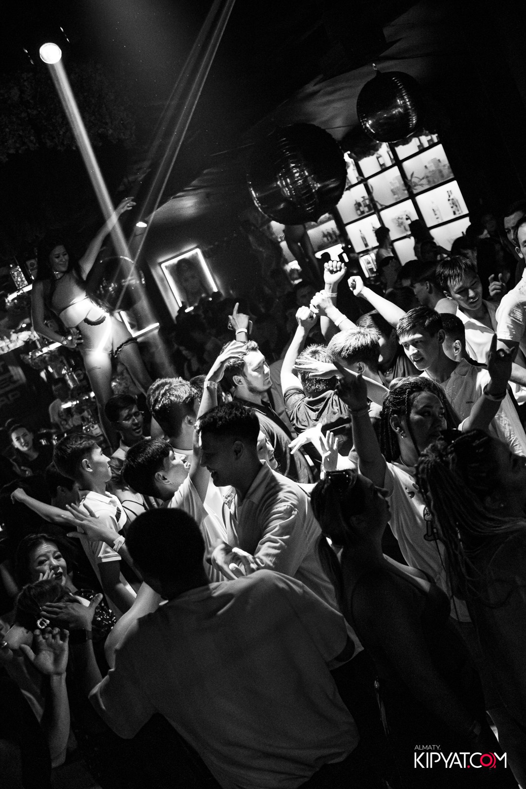 UYAT EMES BAR. КИПЯТКОМ АЛМАТЫ!