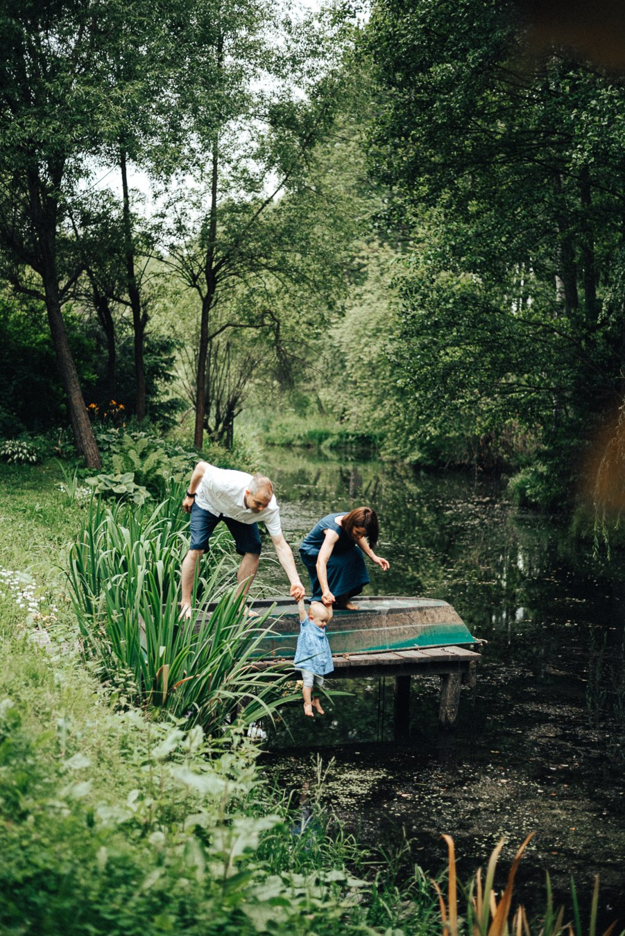 Коля, Ксюша, Саша, Андрей, Кира и бабушки | на даче