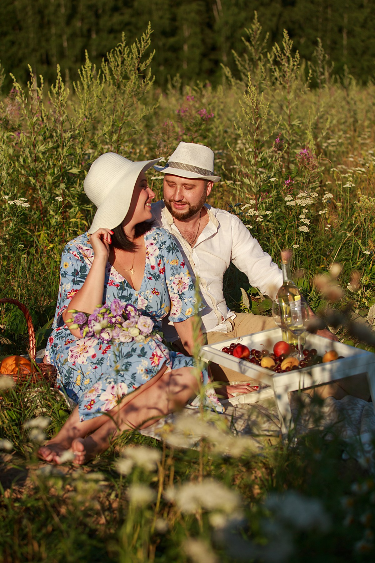 Фотосессия лавстори lovestory на годовщину свадьбы романтическая пара влюблённых в после цветов иван-чай. Семейный и детский фотограф в Москве Мария Быкова