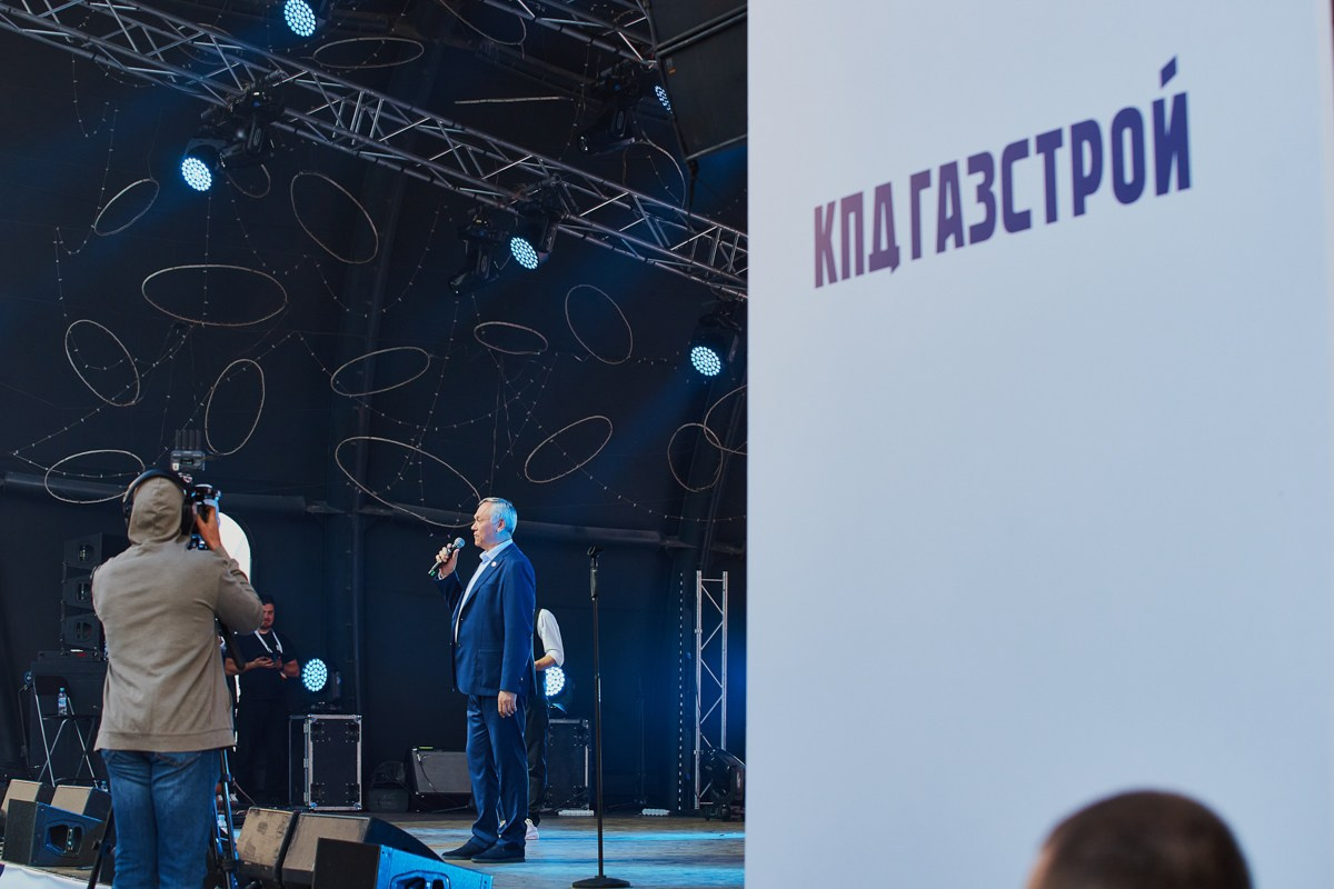 Репортаж для VIP зоны КПД Газстрой: выступление Родиона и Олега Газмановых. Репортажный и женский фотограф в Новосибирске