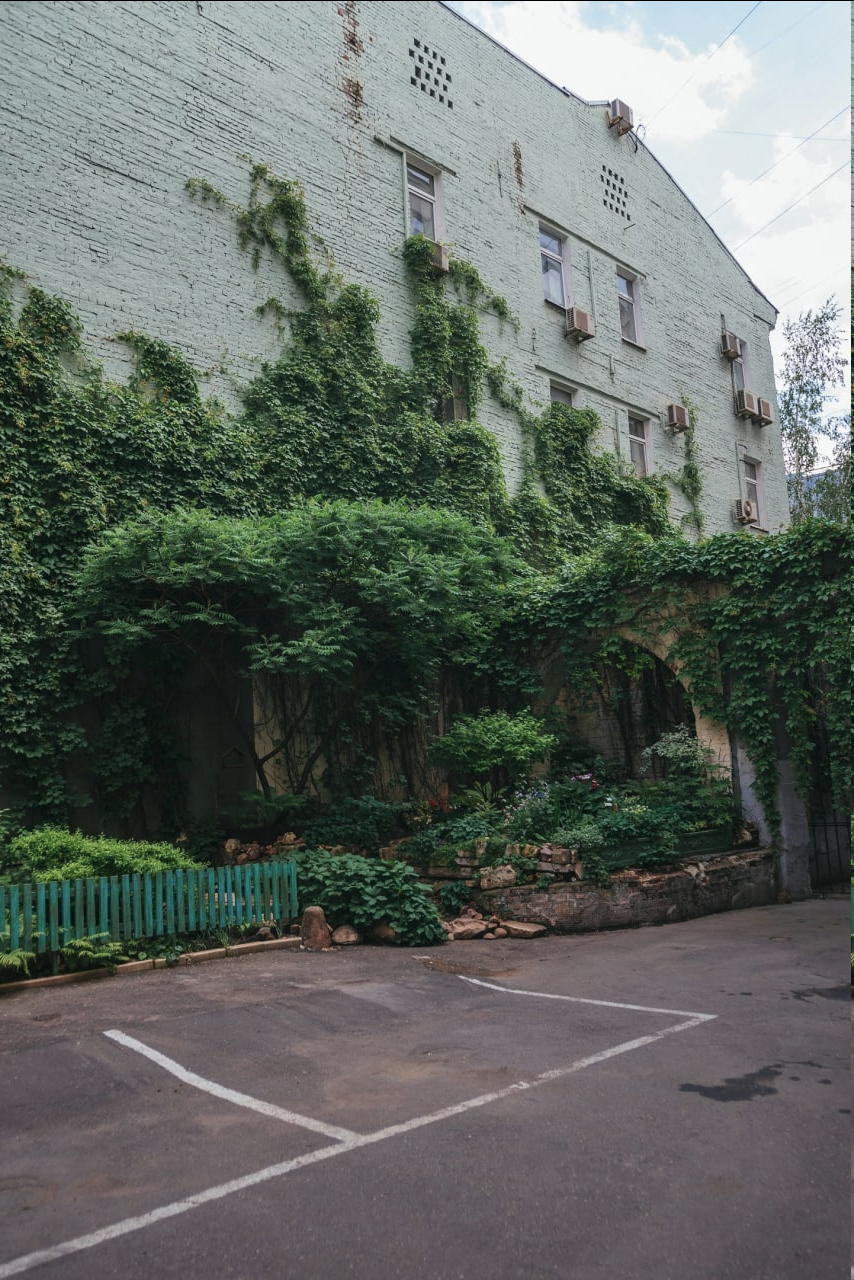 Фотосъемка у московского дома — фактурные стены и лестницы