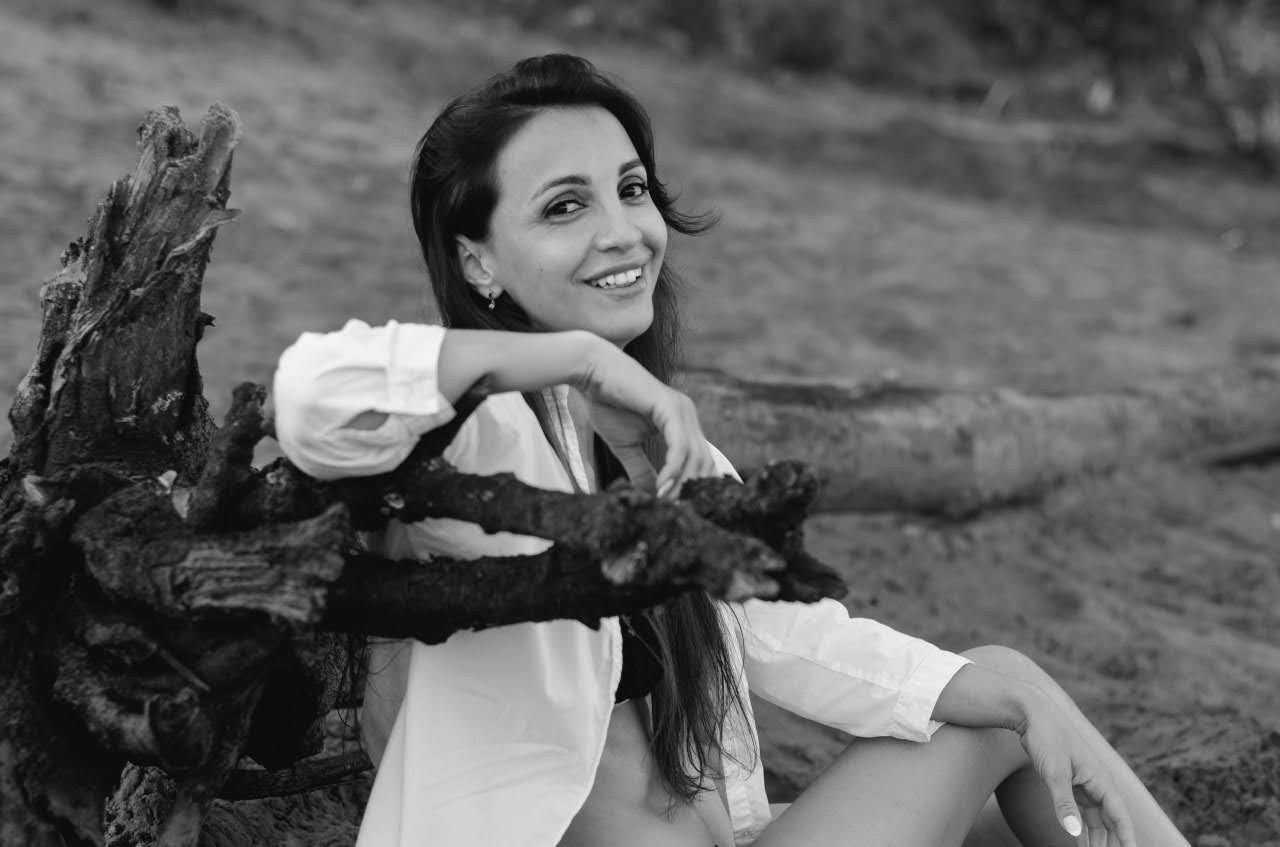 Tamara photoshoot by the water. Family, portrait, content photo in Costa Rica Evgeniya Besprozvannykh