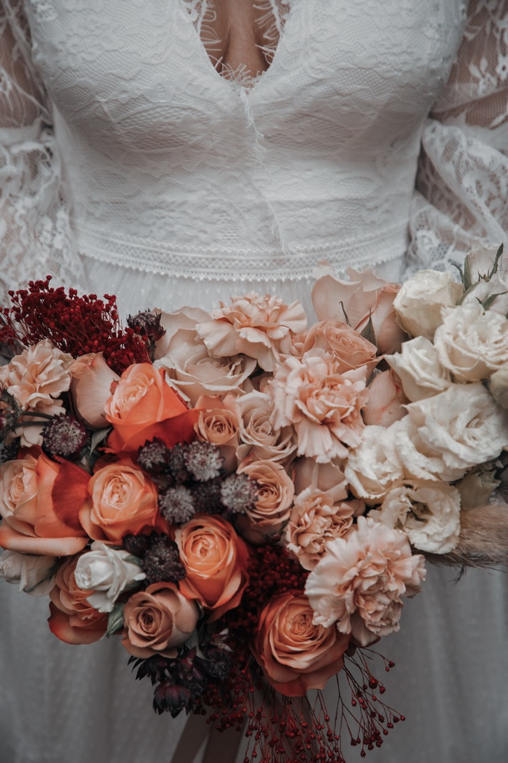 свадебное платье в спб, найти свадебный салон, букет для невесты, хороший ведущий на свадьбу, костюм для жениха, платье для невесты,  подшить свадебное платье, ателье свадебное, фотограф на свадьбу, выпуск, праздник, венчание