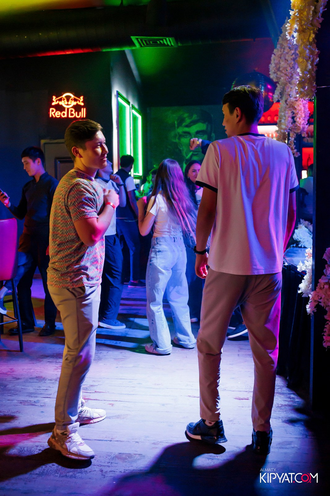 UYAT EMES BAR. КИПЯТКОМ АЛМАТЫ!