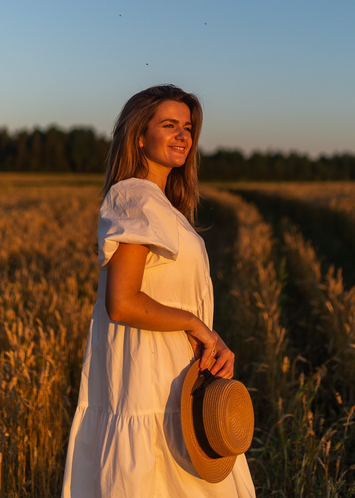 Поле, закат и наши улыбки. Фотограф Мария Ковкова