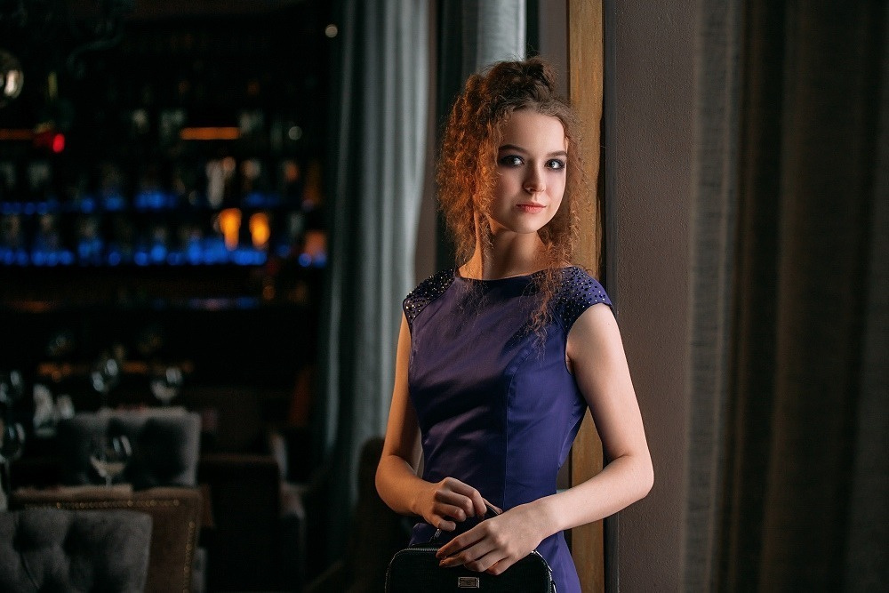 портрет девушки у окна в кафе или ресторане