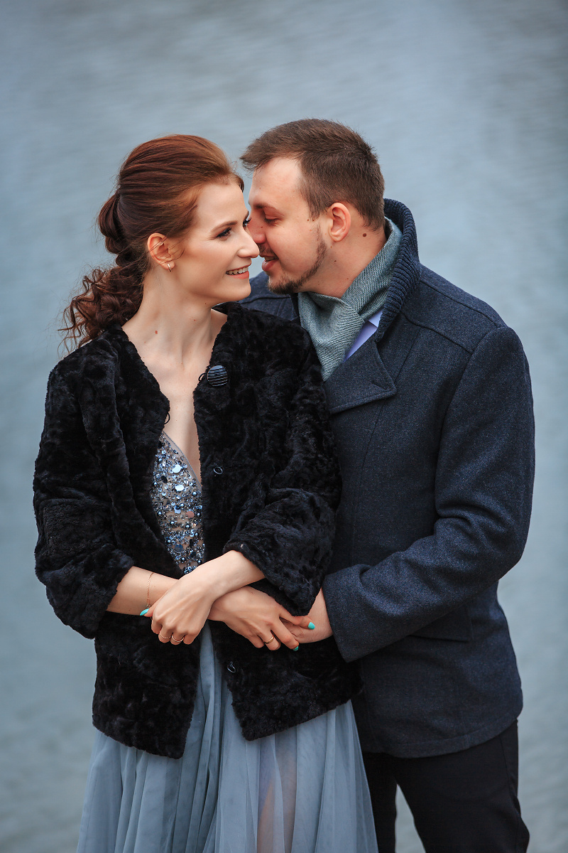 фотография пары на фоне воды на берегу озера или реки