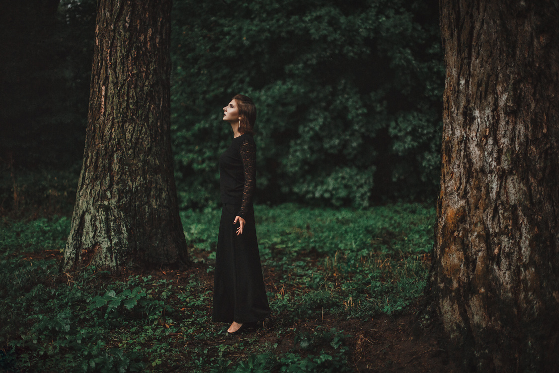 девушка в темном платье, лес, вечер