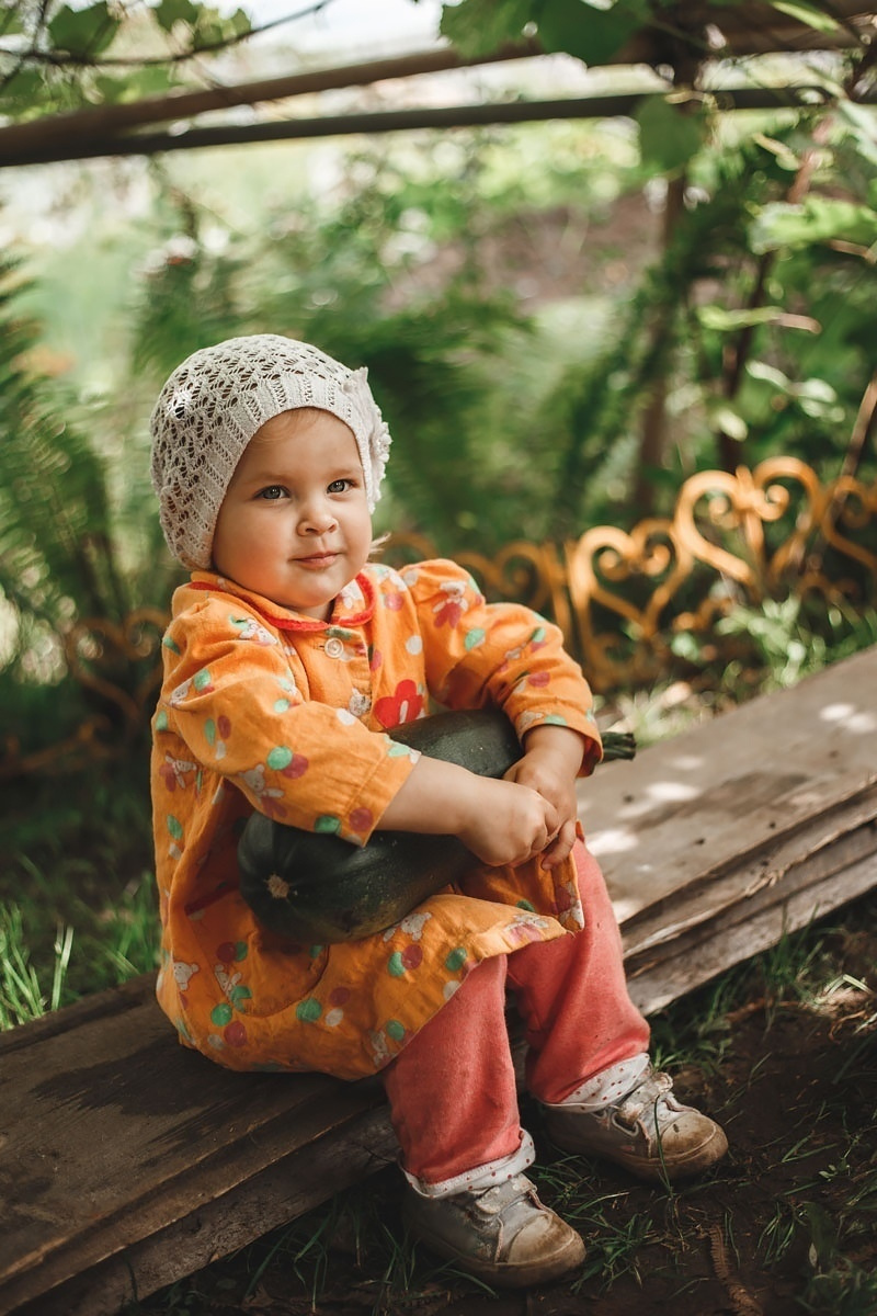 девочка с тыквой, ребенок в саду, детское фото