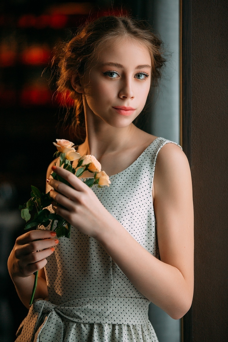 портрет девушки у окна в кафе или ресторане, девушка с цветами