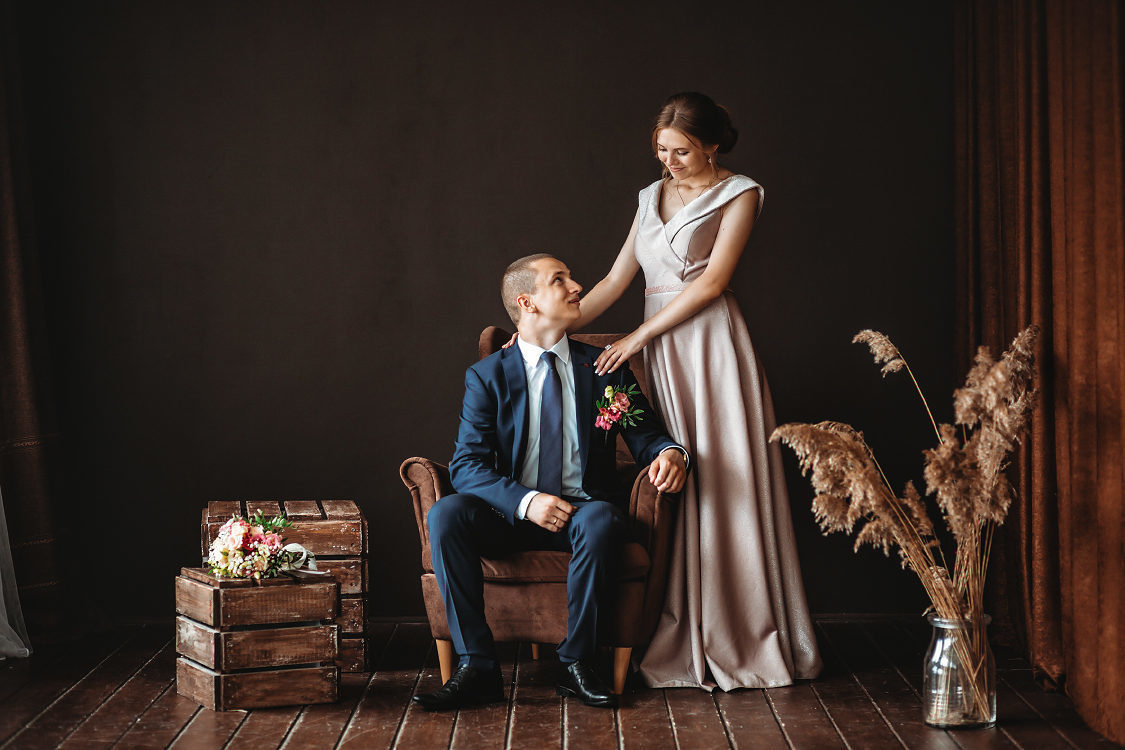 Свадебная съемка в студии на фоне, фото от окна