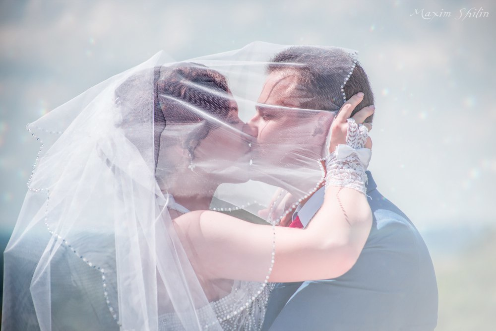 Поцелуй в фате, свадебная фотосессия