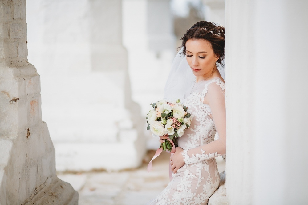 Портрет невесты с букетом у стен Свенского монастыря