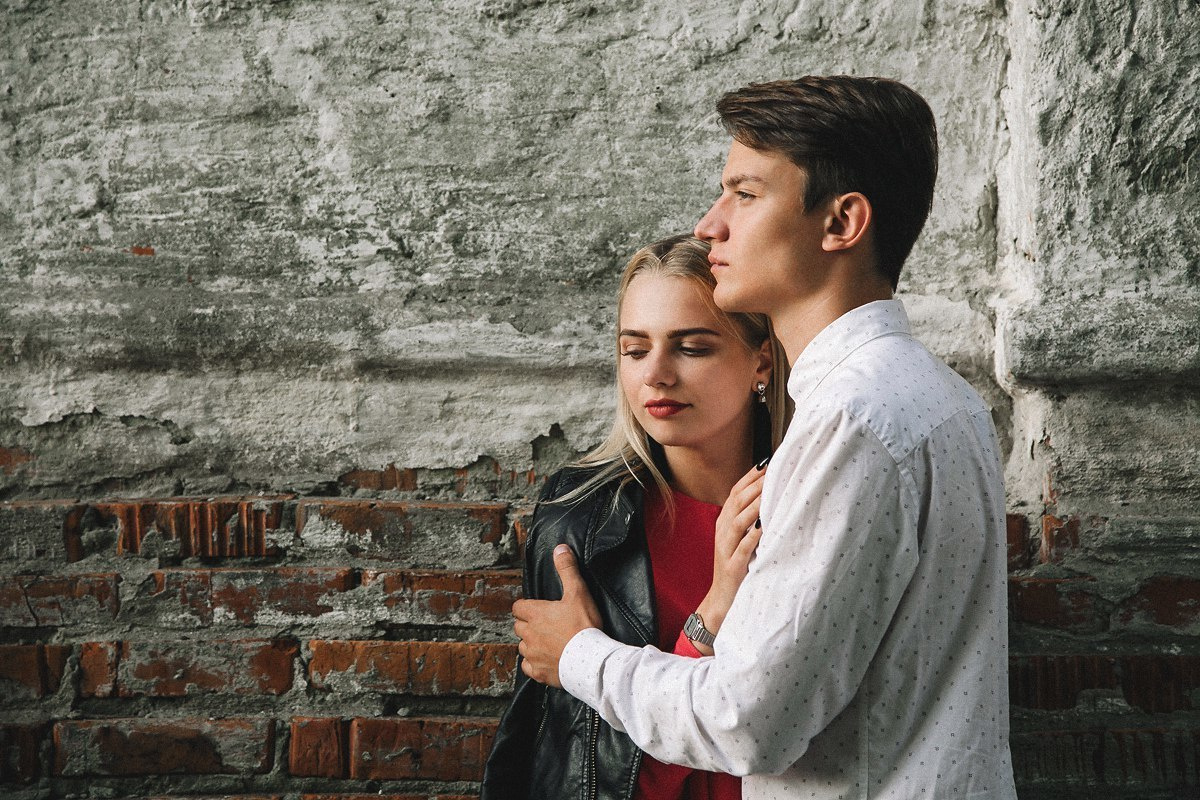 пара у стен свенского монастыря, парень и девушка