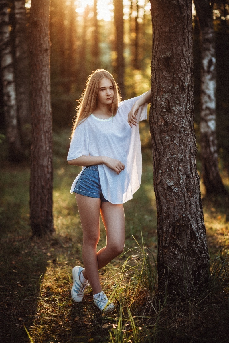 портрет девушки в лесу вечером на закате