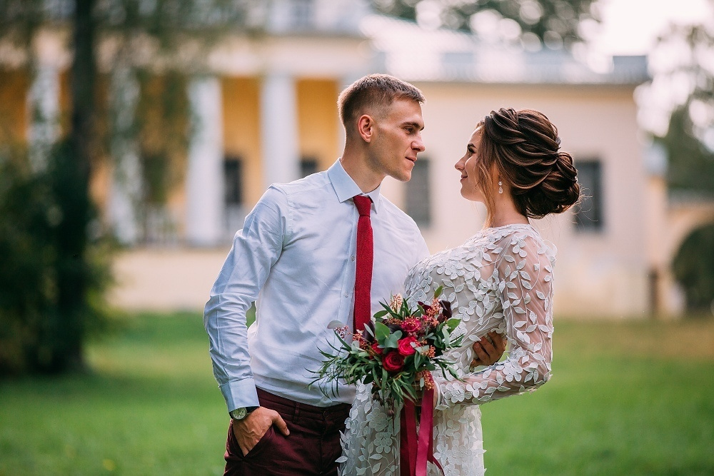 Свадебная съемка на природе, Овстуг, прогулка парке, фото на фоне усадьбы Тютчева
