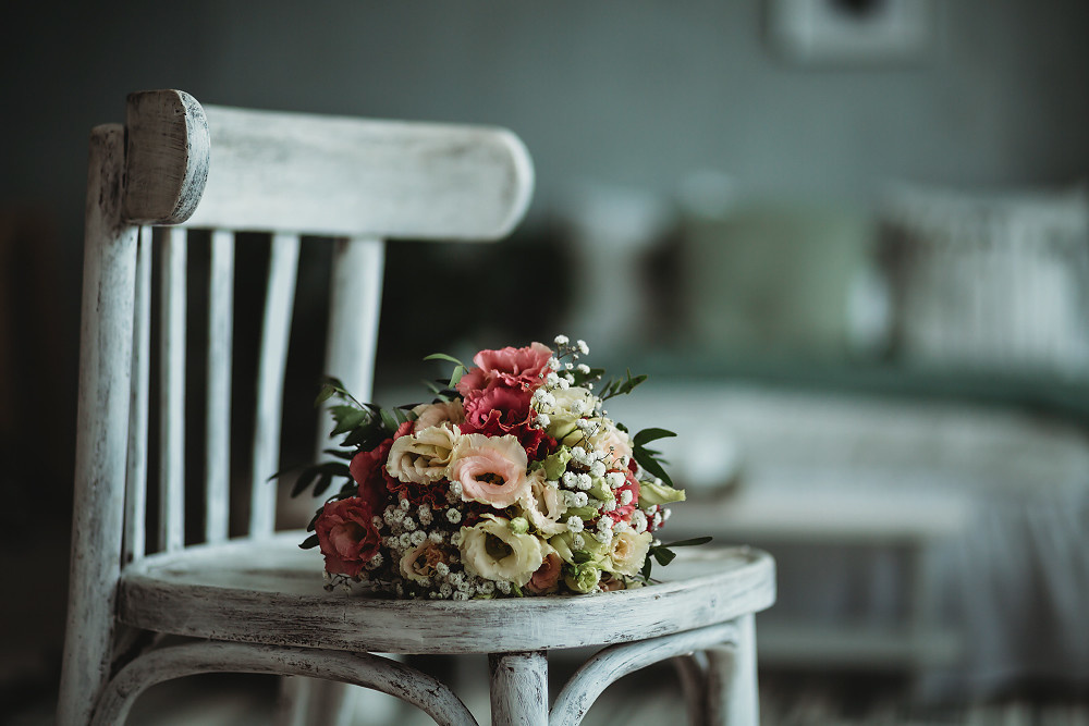 Свадебный букет невесты на стуле, свадебная съемка в студии