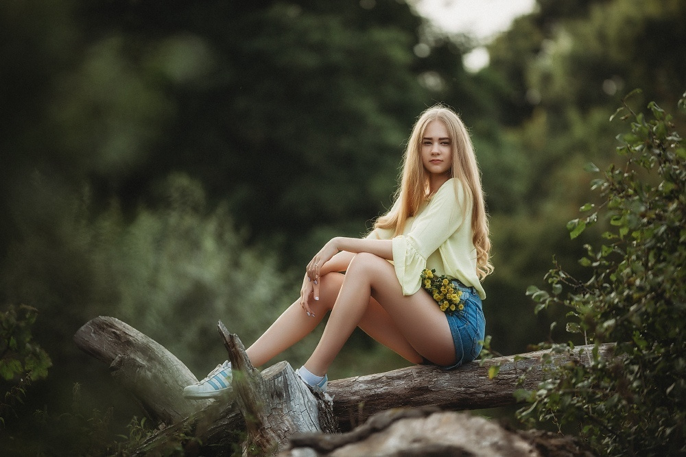 девушка сидит на дереве, портрет на природе