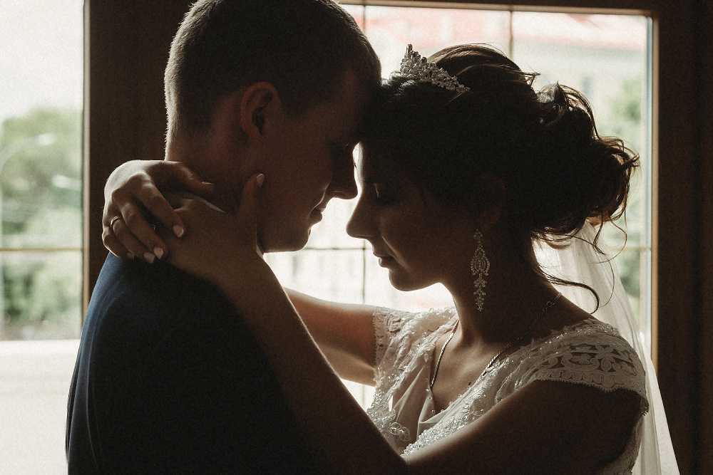 Свадебная съемка пары напротив окна, Кафедральный собор в Брянске, крупный портрет, чувства, объятия
