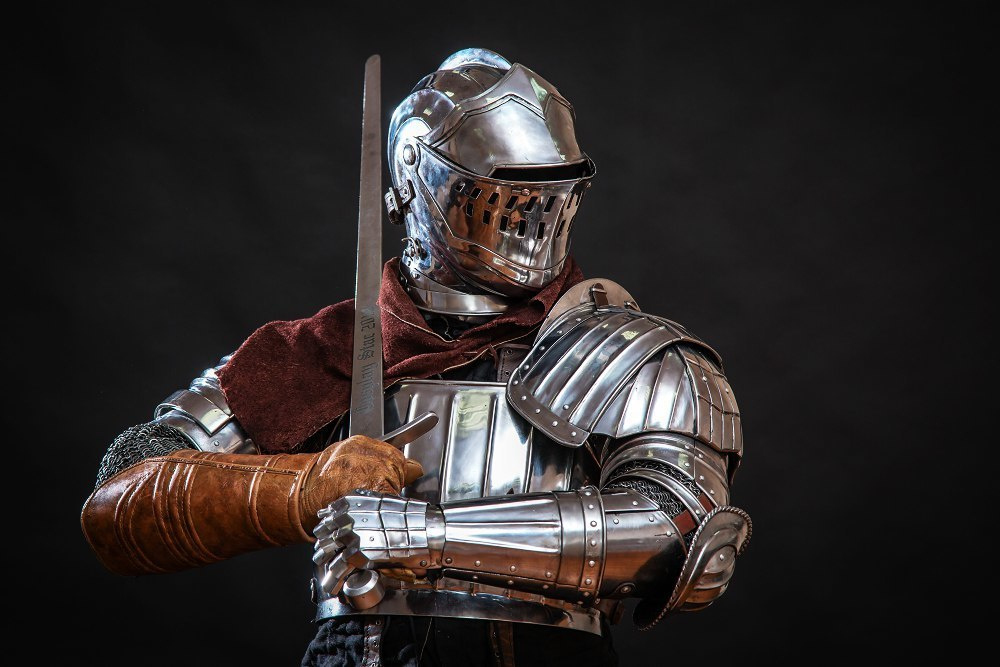 фото рыцаря в доспехах с мечом в студии