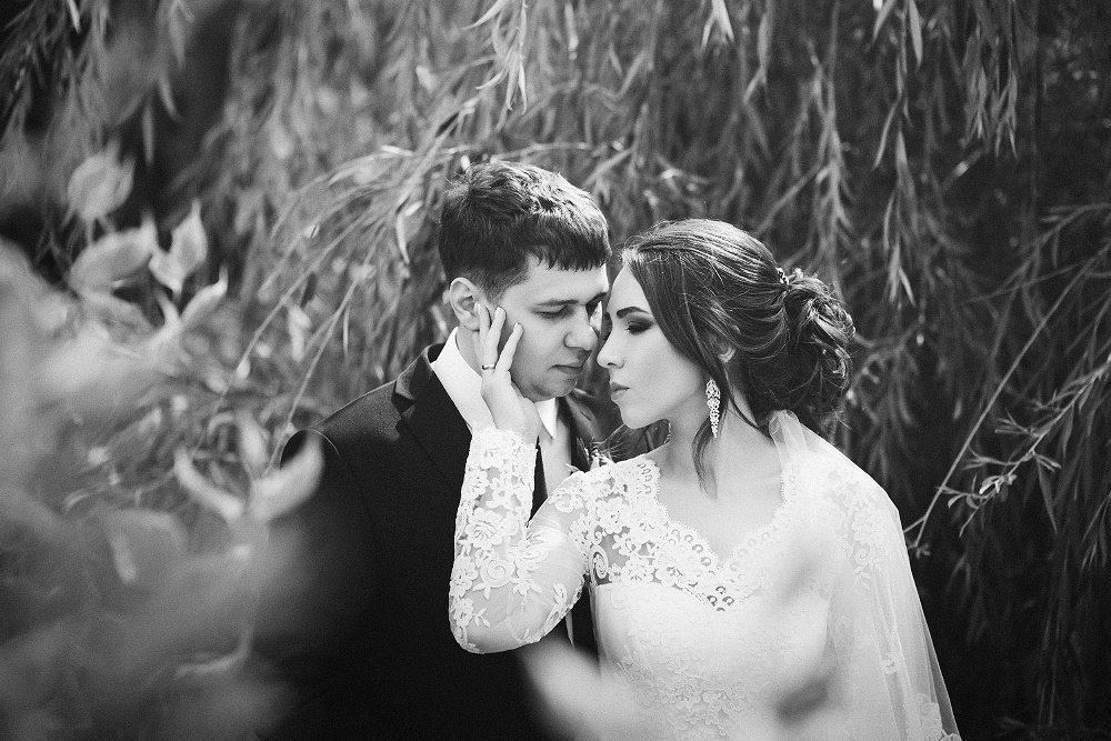 Крупный портрет свадебной пары, черно-белое фото